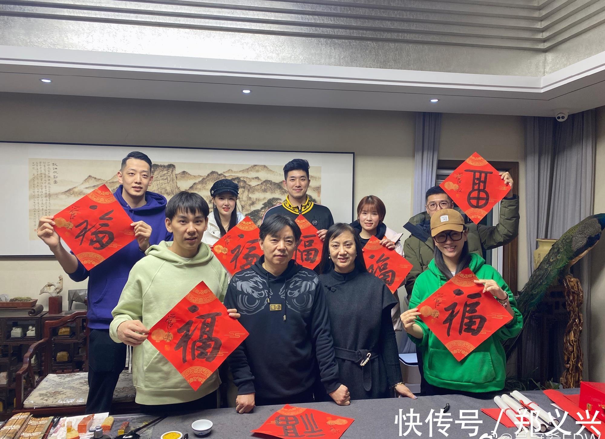 王一梅|张常宁晒一家13口全家福!父亲哥哥丈夫皆帅气,与男篮国手一起玩