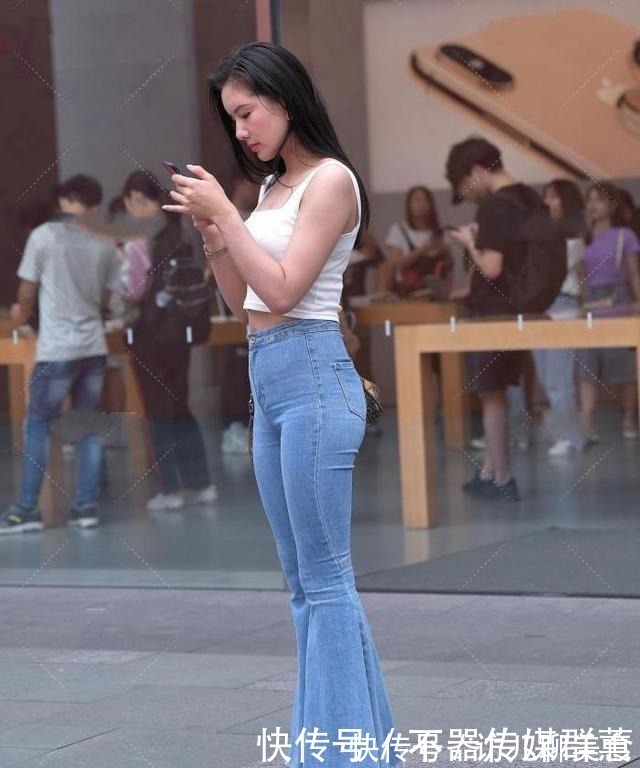 美女 白色背心吊带镂空面料美女搭配“浅色牛仔裤”，时尚又漂亮显身材