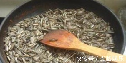 1种“天然油脂”埋盆里,君子兰爆盆了,开得盆里“挤不下”