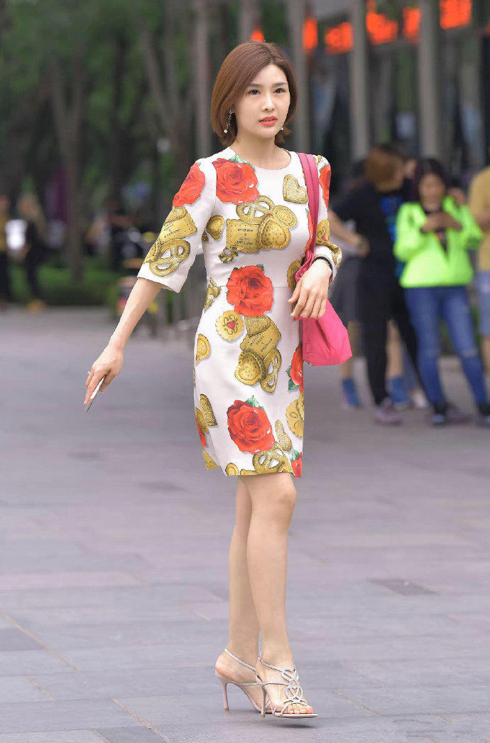小姐姐|印花连衣裙修身显气质, 秋日穿搭选择它, 让造型显得优雅大方