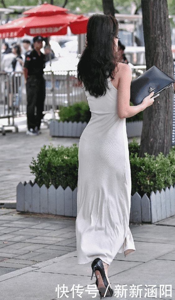 街拍这个天气,总有一件简单的裙子能够如得了你的眼吧