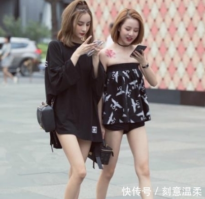可爱|街拍:一个穿黑色连衣裙,非常可爱的两位小姐姐,打扮的真是清凉