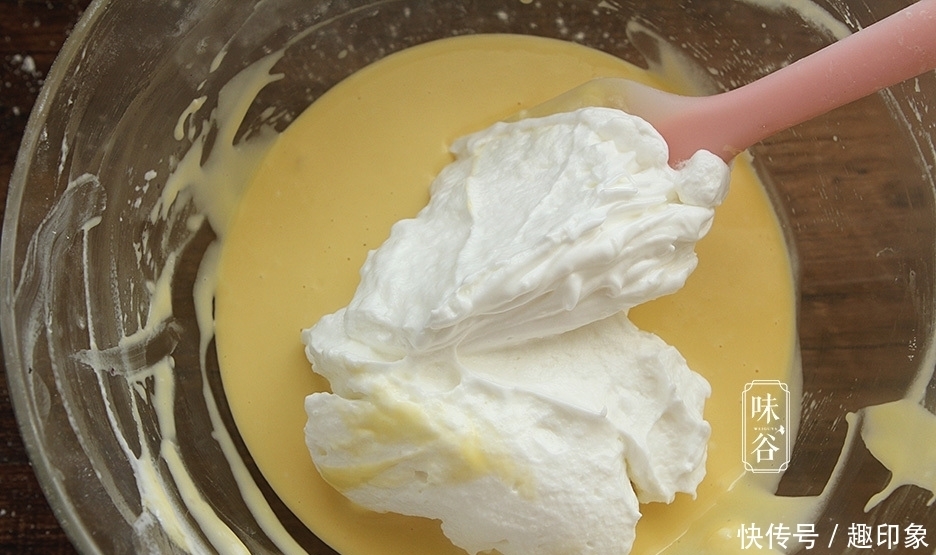 教你在家做蛋糕,掌握好小窍门,不塌陷不回缩,比烤的还要好吃