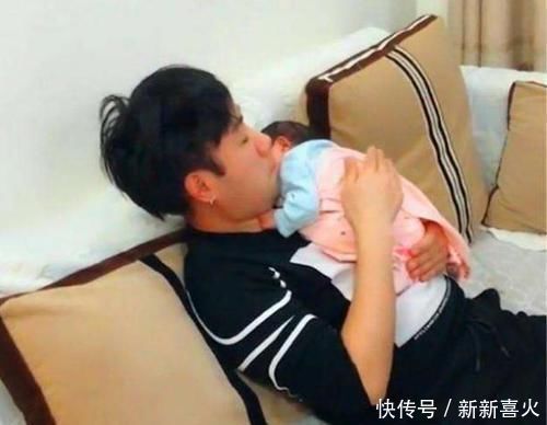 家长|“最嫩爸爸”接女儿放学惹人眼红,老师怀疑早恋,妈妈无奈亲爹