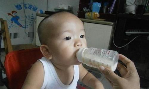 奶奶|1岁儿子只喝奶奶冲的奶粉,宝爸觉得不对劲,偷尝一口后无奈叹气