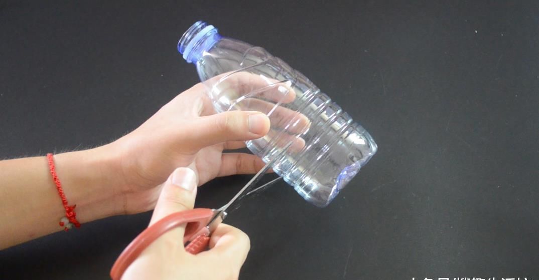 橡皮筋绑在塑料瓶上太厉害了, 解决了很多家庭的烦恼, 看完赶紧试试