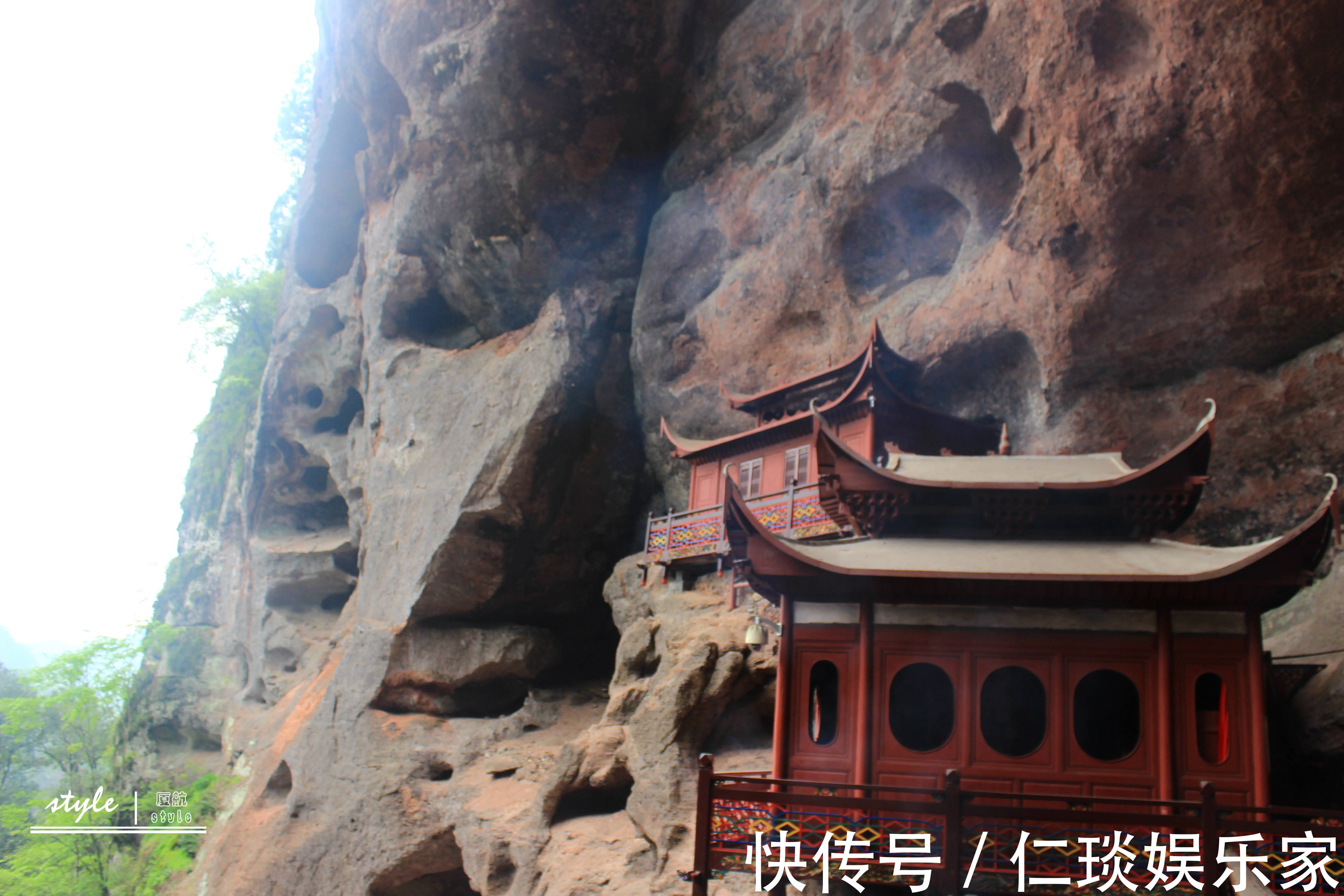 游客|中国最神奇的悬空寺庙，建在悬崖边上，游客络绎不绝，香火不断