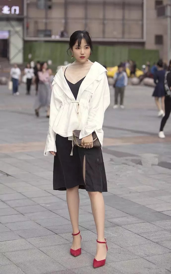女生出街搭配高跟鞋,走到哪里都是那么亮眼