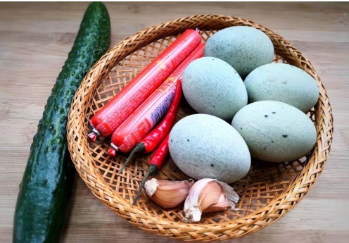  教学|教学每天一道菜，黄瓜拌皮蛋的做法，一碗料汁就够了