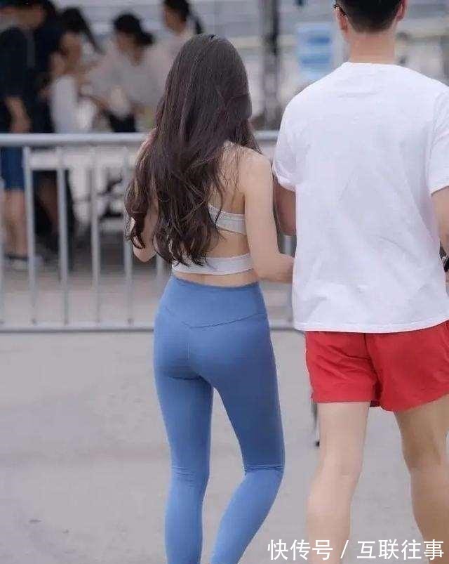 高跟鞋 白色优雅背心搭配蓝色时尚打底裤,轻盈的感觉,美丽的效果!