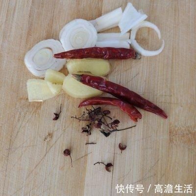 五花肉炖酸菜健康营养、不油不腻,一家人晚饭吃真舒服