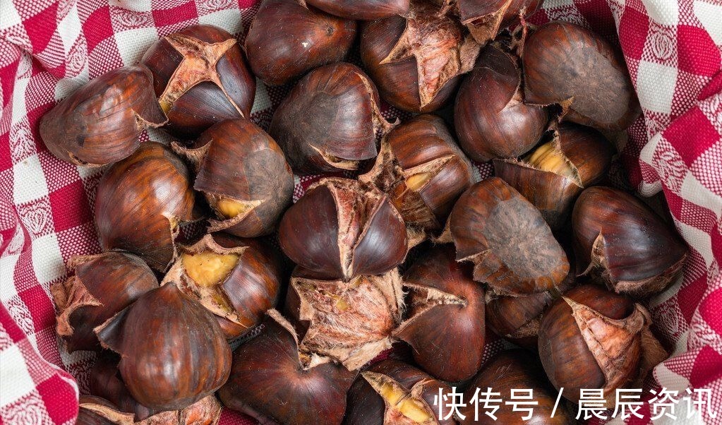 板栗好吃剥壳难,原来是用错了水,教你一招,去皮干净不伤手