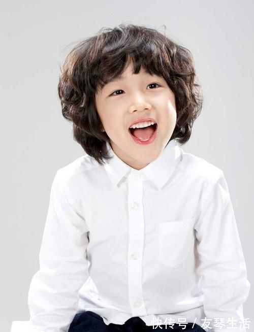 头发|快过年了,90后宝妈带娃烫头被批评,到底能不能给孩子烫头发