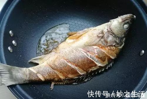 技巧|煎鱼时，直接下油锅可就废了，谨记3个技巧，不破皮也不粘锅