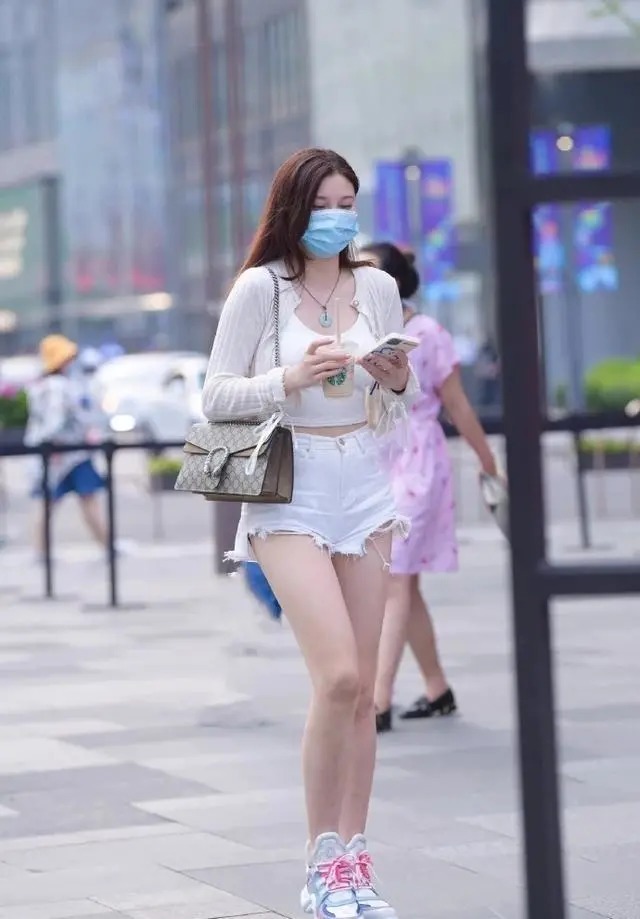 穿搭 牛仔裤穿搭还可以拉长脖颈，要讲究色彩搭配，你会选择吗