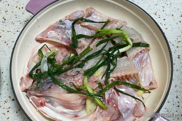 降温了，在家秘制一锅鱼头煲，鲜香入味又下饭，上桌夫妻俩抢着吃