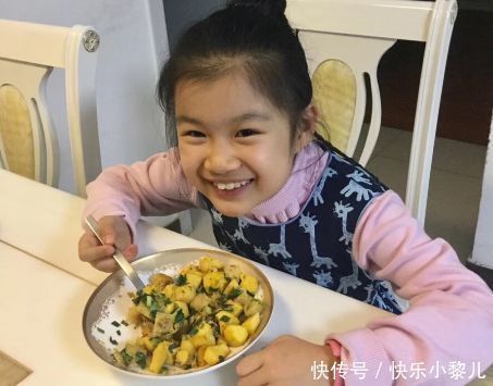 孩子几岁能吃大人饭？医生：不能太心急，不然孩子身体吃不消