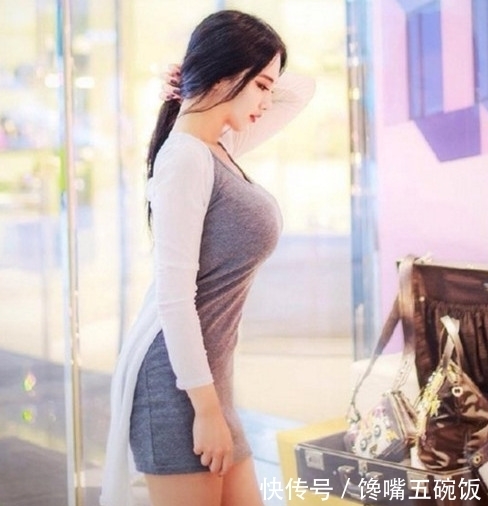 彰显|路人街拍:精致的紧身牛仔裤小姐姐,彰显温柔淑女气息!