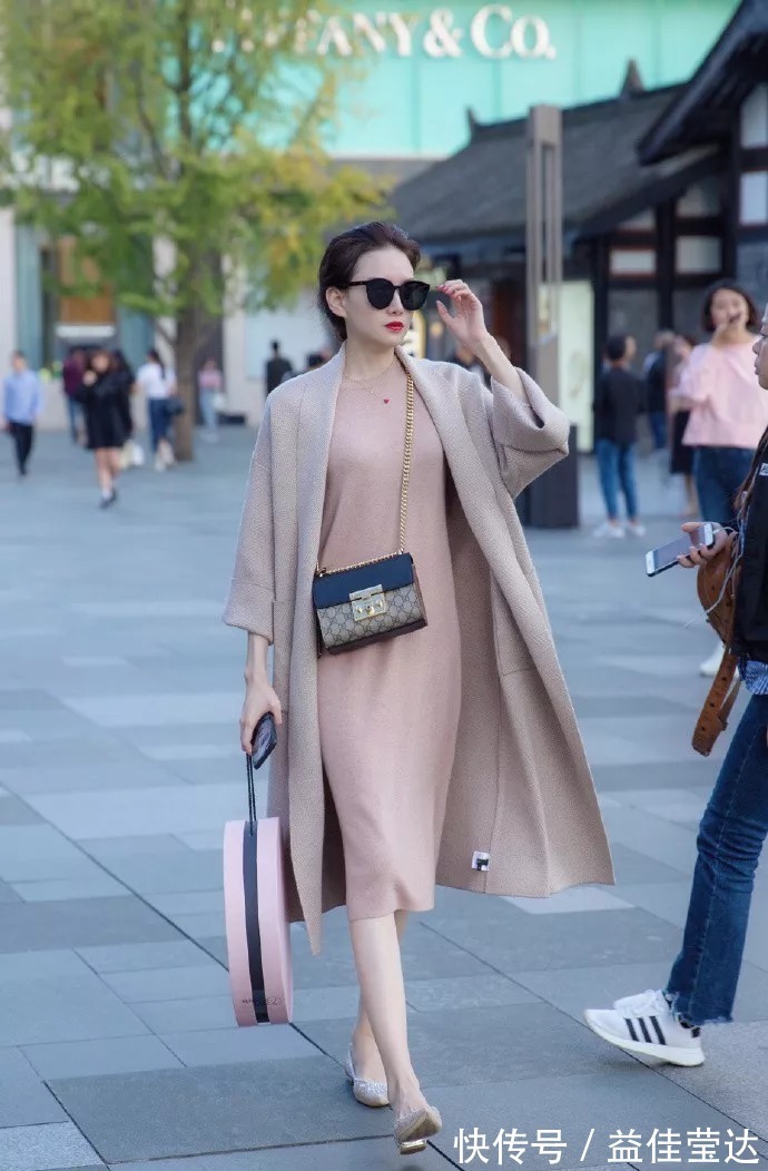 气场|街拍：职场女性搭配高跟鞋，气场时尚更有魅力