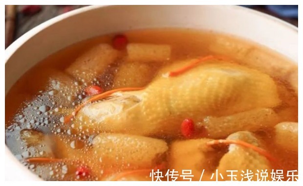 母鸡|美味又滋补的营养鸡汤，到底是选老母鸡还是嫩鸡煲呢，秘诀在这！