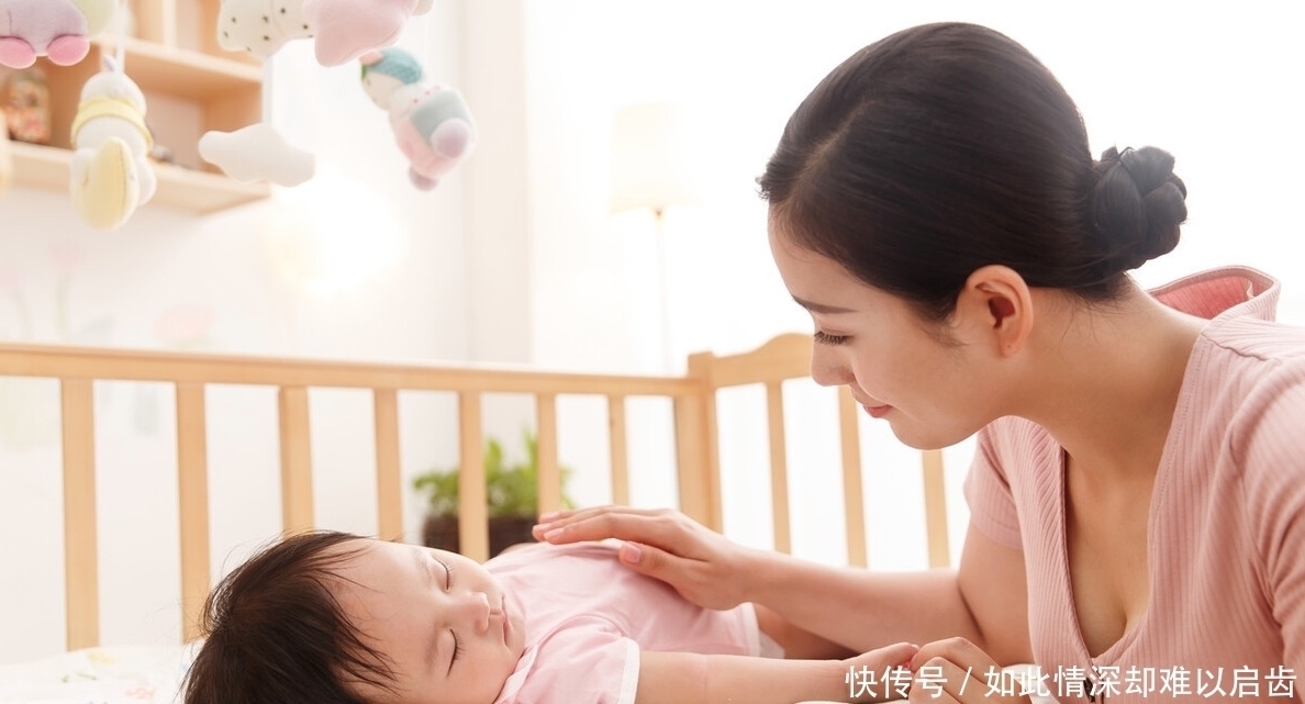 枕头|孩子晚上睡着后总“满床打滚”？明白这些原因，让宝宝睡得更安稳
