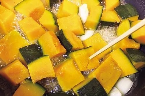 南瓜别再做南瓜饼了，这样做非常的好吃，一次2盘不够吃