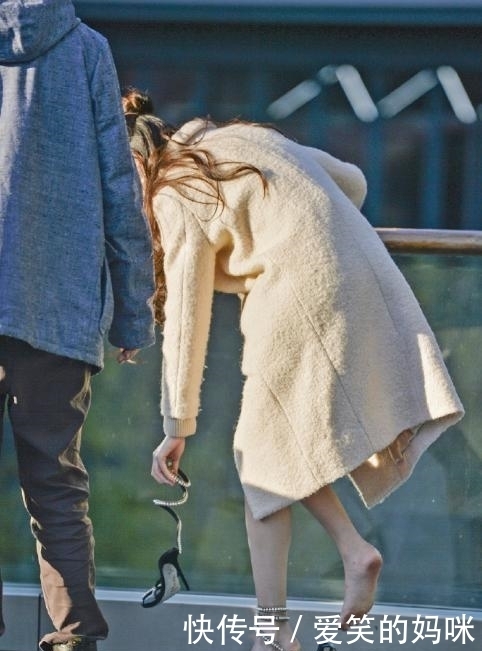 卡其色|美女户外换高跟鞋,脚真的不冷吗?