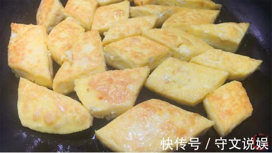 强身健体|一整块豆腐放鸡蛋液里，擀面杖一压，一出锅拿红烧肉也不换