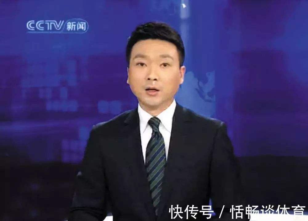 稿子|《新聞聯(lián)播》主持人為什么要低頭看稿?他們手里的紙是干嘛用的?