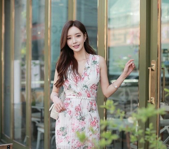 小姐姐爱穿连衣裙,尽显玲珑完美身段,散发女神的优雅魅力!