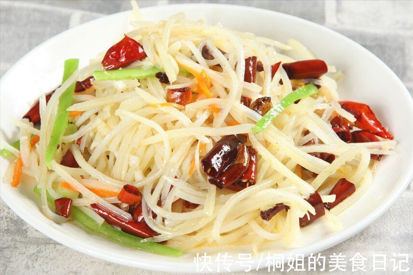 炒土豆丝，先焯水还是先浸泡？都不对，教你一招，更爽脆还不粘锅
