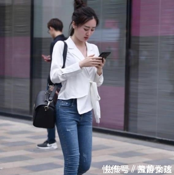洋气|街拍美女:身材曼妙的小姐姐,紧身牛仔裤穿搭,洋气十足!