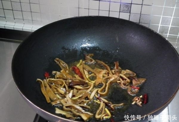 加适量|秋天这肉再贵也要买,和尖椒是绝配,简单1炒,一盘不够吃