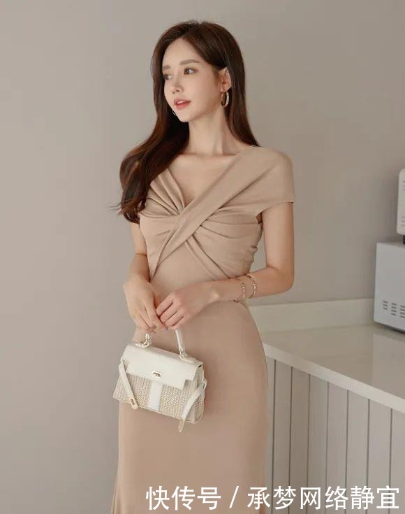 纯彩|美女鉴赏:炎夏卡其色乳酪纯彩鱼尾长裙