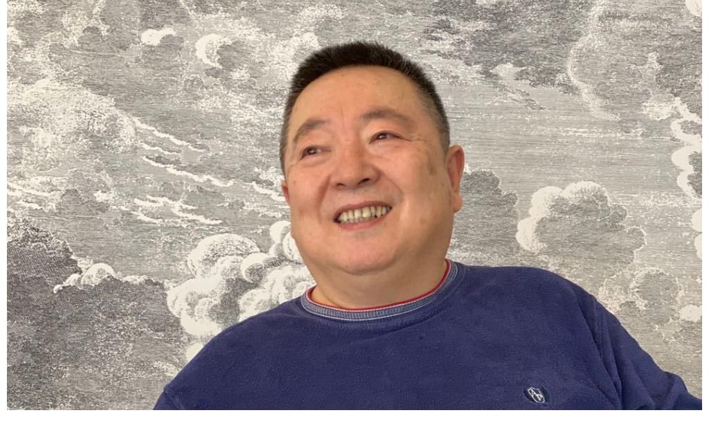 他是央视儿童主持人，36岁被下病危通知书，今64岁住农村破屋吃面条