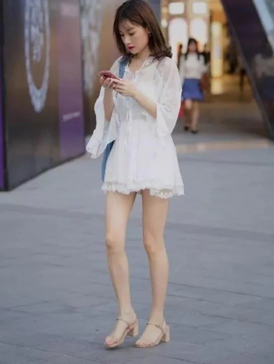 街拍身材高挑的小姐姐,短袖配牛仔裤,尽显魅力好身材