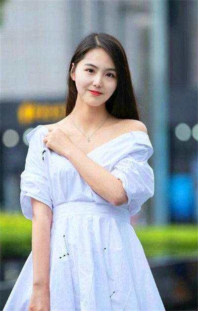 街拍：身材高挑的小姐姐，紧身上衣+牛仔裤，更显苗条好身材