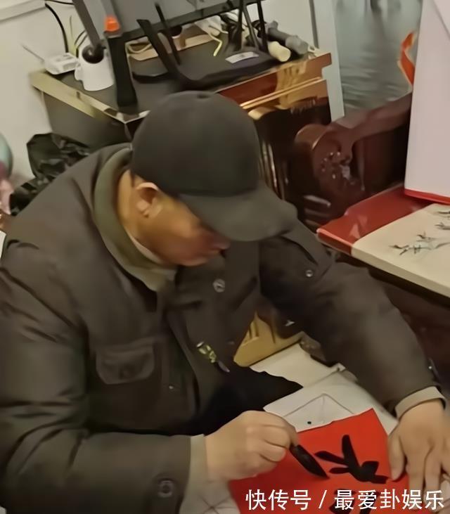 春联&大衣哥朱之文写春联冲上热搜,网友盛赞,专家:远不如二年级水平