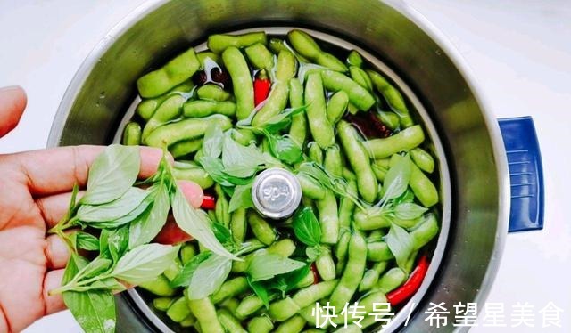 好吃|在家自己做水煮毛豆，比外面买的好吃，制作简单还有营养！