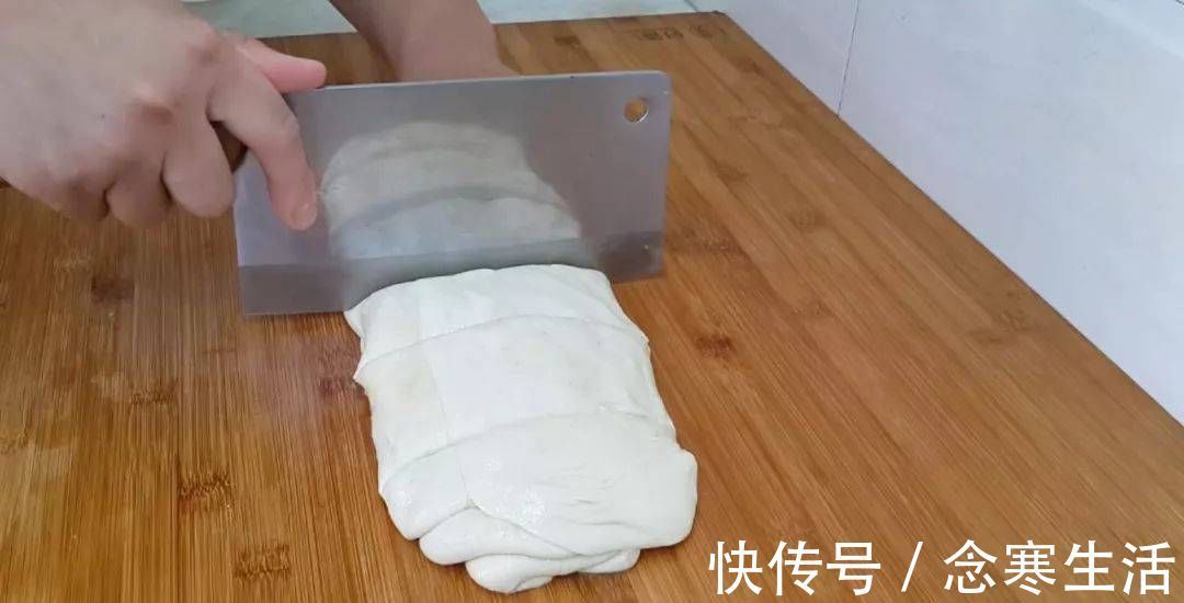 吃早餐蛋糕的新方法，淋上蛋液，比手抓蛋糕简单，比鸡蛋灌饼好