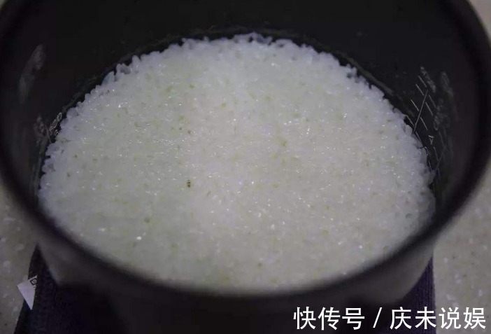 技巧|蒸米饭不要只懂加水,牢记2个技巧,蒸出的米饭更好吃,特别实用