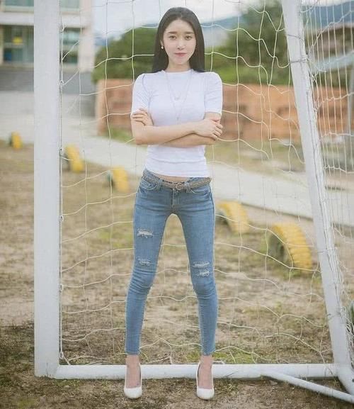 牛仔裤|穿紧身牛仔裤的小美女，搭配一双高跟鞋，实在是太美了！