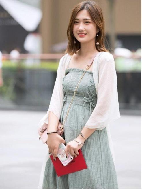 穿搭|穿搭很休闲随性的姑娘,穿收腿裤提升造型,给人一种自信亮丽的感觉