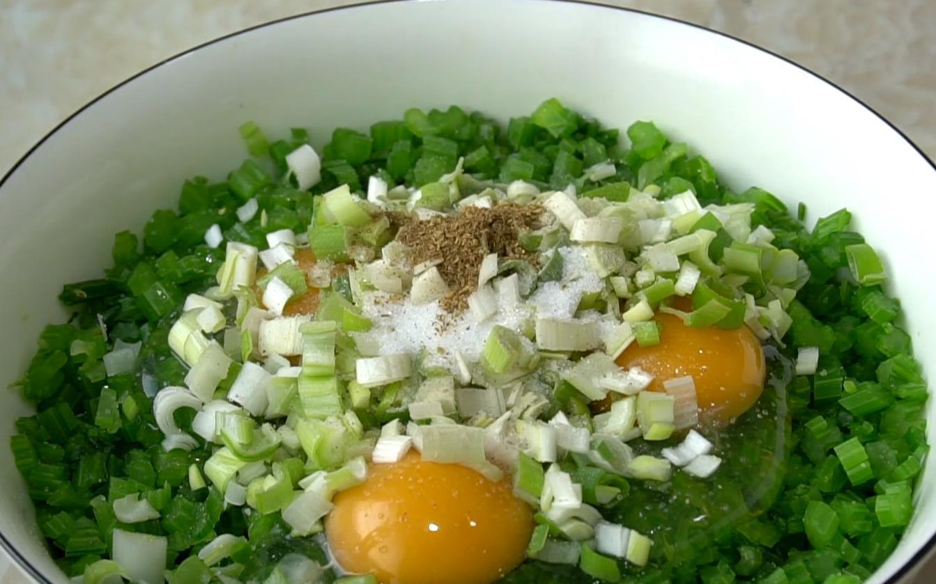 筷子|芹菜加3个鸡蛋,筷子一搅,手不用沾面,10分钟搞定全家人早餐