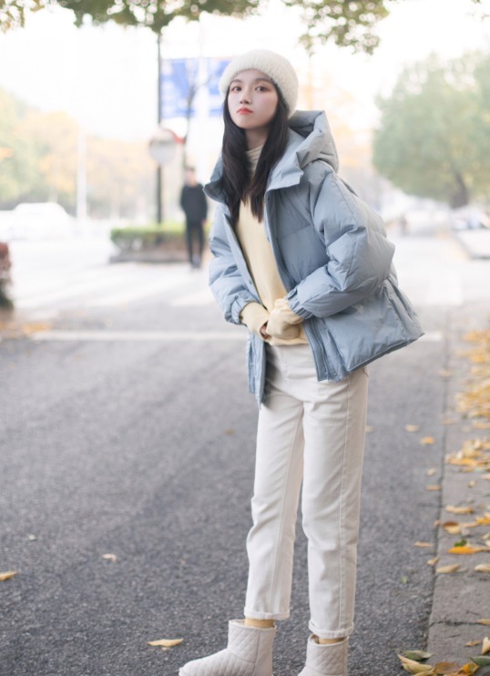 利落|羽绒服别光买黑白灰,今年流行这件“婴儿蓝”,显白还很减龄!