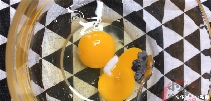 西红柿|1西红柿2个鸡蛋,你最想不到的做法,每次出锅孩子吃不够,太香了