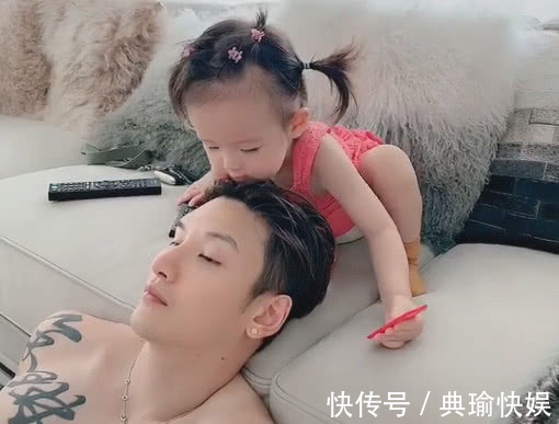 抱抱|奶爸被小情人“小鸡啄米”火了,网友娃好可爱,好想抱抱她爸爸