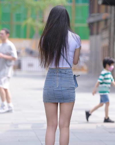 学院风|长发小姐姐,搭配白色紧身露脐装和牛仔短裙,巨显“学院风”