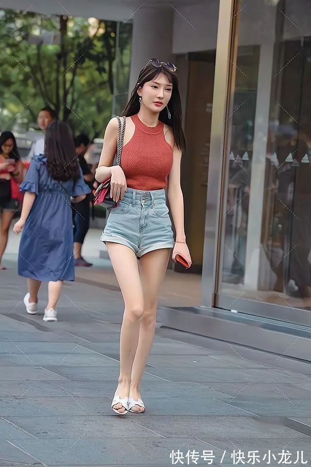 夏天 针织出的挂颈衬衫配高腰裤,修身又显高,谁穿谁好看!