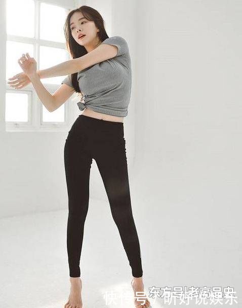 紧身打底裤精致搭配的美女，身材曼妙，非常吸引眼球